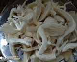 Foto langkah ke 2 dari resep Tumis jamur cumi asin.