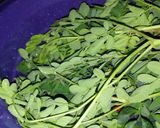 Foto langkah ke 1 dari resep Sayur Bening Daun Kelor.