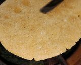 मक्का की रोटी(makka ki roti recipe in hindi) रेसिपी चरण 2 फोटो