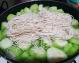Foto langkah ke 4 dari resep Sup Ceker Oyong Telur Miesoa.