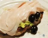 Foto del paso 9 de la receta Tostada con Aguacate, Queso de Cabra y Pavo
