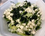 Une image de l'étape 8 de Salade de concombre à la crème, oignon doux, feta et coriandre.