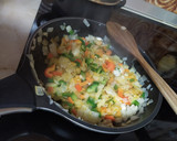 Foto del paso 2 de la receta: Quinoa especiada con pimientos y cebolla