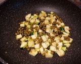 Foto del passaggio 4 della ricetta Frittata di zucchine e pisellini
