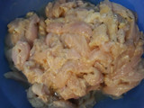 Tallarines de arroz con pollo y jamón en salsa de soja