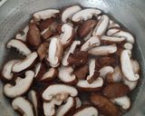 Foto langkah ke 2 dari resep Tumis Udang Jamur Shiitake.