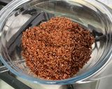Une image de l'étape 1 de Salade de riz rouge aux tomates, carottes et ciboulette.