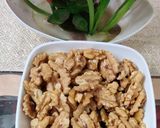 A picture of step 1 of Walnut jaggery candy.