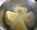 Foto del passaggio 2 della ricetta Ravioli funghi e speck