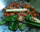 Foto langkah ke 6 dari resep Tumis Daun Pepaya Jepang Ikan Roa.