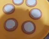 A picture of step 2 of Instant choco pie.