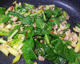 รูปขั้นตอนการทำที่ 2 ของ ผัดคะน้าอกไก่