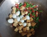 Foto langkah ke 3 dari resep Tumis Tahu Tempe dan Telur Puyuh.