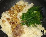 Foto langkah ke 5 dari resep Garlic Fried Rice.