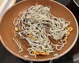 Foto del paso 1 de la receta: Ensalada templada de gulas y salmón ahumado