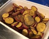 Une image de l'étape 4 de Pommes de terre roseval rôties aux épices, ail, échalotes et origan.
