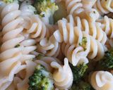 Foto del passaggio 4 della ricetta Pasta con broccoletti