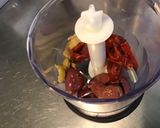 Une image de l'étape 3 de Sauce salade aux olives,piment doux et moutarde.