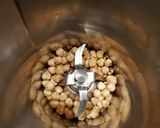 Foto del passaggio 2 della ricetta Biscotti albero di Natale alle nocciole
