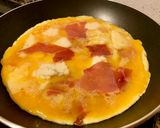 Foto del paso 2 de la receta Tortilla con queso derretido y jamón🧀
