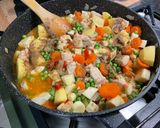 Une image de l'étape 23 de Poulet aux carottes, panais, petits pois et pommes de terre.