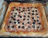 Foto del paso 8 de la receta: Pizza de hojaldre con pavo y atún