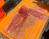 Foto del paso 2 de la receta: Pechuga gratinada con jamón serrano y salsa de piña con panela