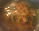 Foto del paso 3 de la receta: Espirales con nata, tomate y salchichas