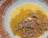 Foto langkah ke 4 dari resep Omelet Mie Sosis Topping Keju.
