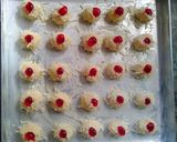 Foto langkah ke 4 dari resep Crunchy Strawberry Cheese Thumbprint Cookies.