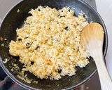 Hình bước làm 3 của món Cơm chiên spam