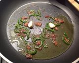 Foto del passaggio 2 della ricetta Spaghetti allo zafferano con filetti di acciughe, datterini gialli confit e noci