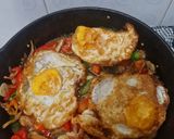 Foto langkah ke 4 dari resep Telor Ceplok Tumis Teri.