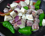 Foto del paso 3 de la receta: Longanizas con pimientos del Padrón