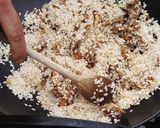 Foto del passaggio 7 della ricetta Risotto alla birra scura con porcini e stracciatella