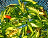 Foto langkah ke 2 dari resep Ikan Kembung Tumis Cabai Hijau.