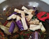 Foto langkah ke 4 dari resep Terong Pedas Daun Kari.