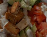 Foto del paso 4 de la receta: 🌱 Couscous con tofu marinado, aguacate, pepino y tomate con salsa de yogurt casera 🌱