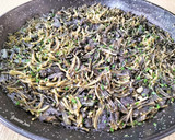 Foto del paso 6 de la receta: Fideos con bacalao, ajos tiernos y tinta de calamar