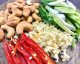 รูปขั้นตอนการทำที่ 5 ของ STIR-FRIED CHICKEN WITH ROASTED CHILI PASTE | ไก่ผัดน้ำพริกเผา