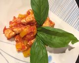 Foto del passaggio 2 della ricetta Pollo peperoni e basilico