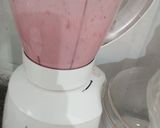 A picture of step 2 of Strawberry -banana smoothie.