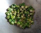 A picture of step 1 of Roasted bhindi masala.