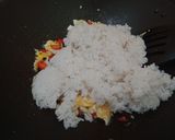 Foto langkah ke 4 dari resep Nasi Goreng Bawang Putih.