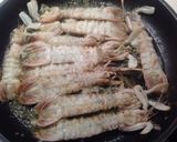 Foto del passaggio 3 della ricetta Tagliatelle al peperoncino, con canocchie, bacca di vaniglia e zenzero