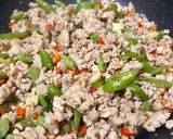 รูปขั้นตอนการทำที่ 3 ของ กะเพราหมูไก่สับ เพื่อสุขภาพ