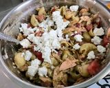 Une image de l'étape 14 de Salade de pâtes au saumon, tomates, oignon rouge et feta.