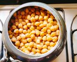 A picture of step 1 of Lahore's famous,chikpeas curry.