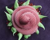 Foto langkah ke 9 dari resep Simple Cupcakes with icing vanilla flower decoration ala Venny.
