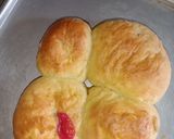 Foto langkah ke 3 dari resep Roti isi coklat strawberry homemade.